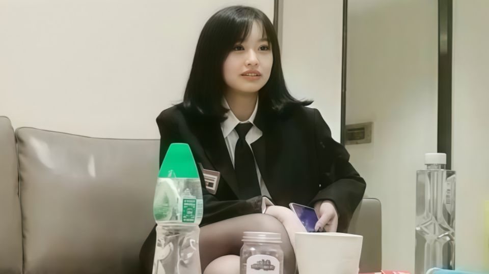 【91沈先森】黑色外套短裙大奶妹子，抹上润滑油抬腿猛操