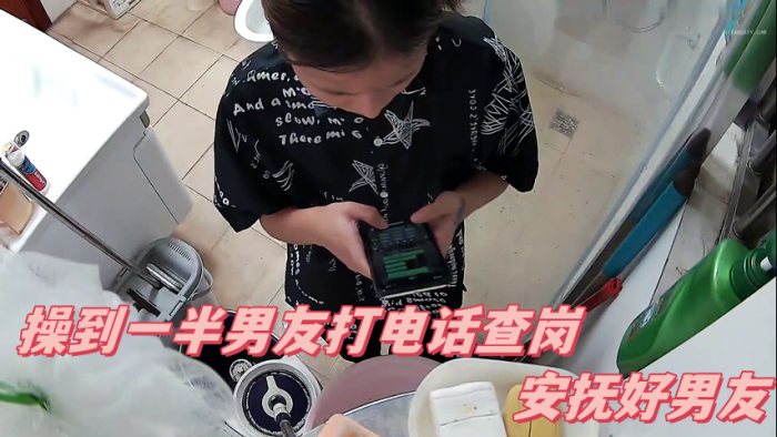 居家摄像头实录出来约炮操到一半男友打电话查岗安抚.好男友被绑炮椅上操